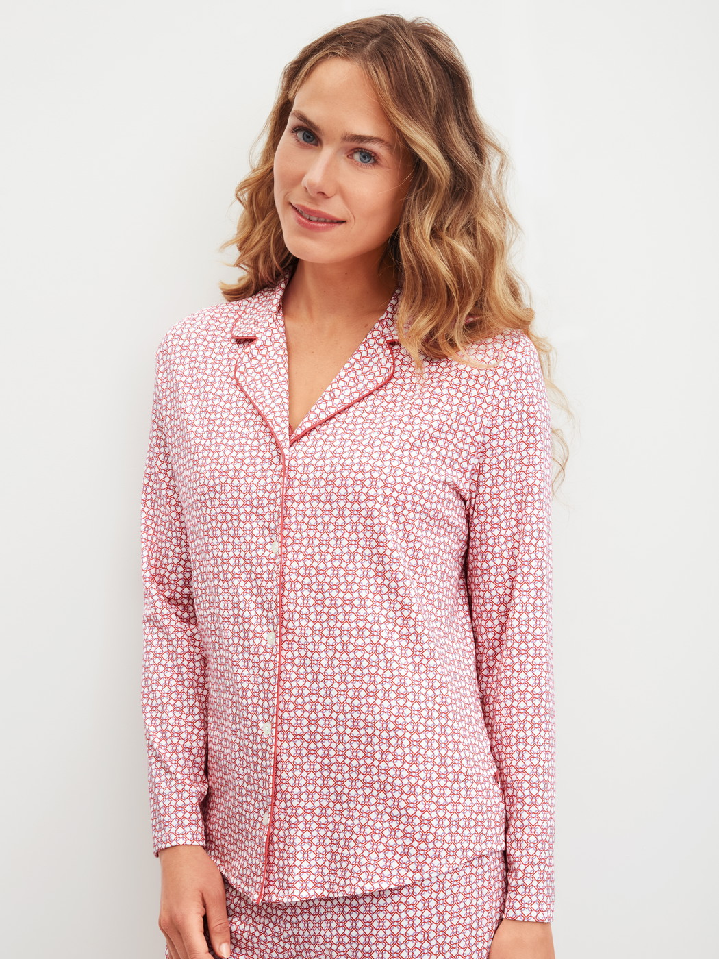 Damen-Model trägt Langarm-Shirt mit Knöpfen aus Baumwolle in Rosa, Gemustert aus Serie Favourites Love von CALIDA, Vorderansicht