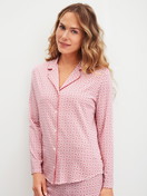 Damen-Model trägt Langarm-Shirt mit Knöpfen aus Baumwolle in Rosa, Gemustert aus Serie Favourites Love von CALIDA, Vorderansicht