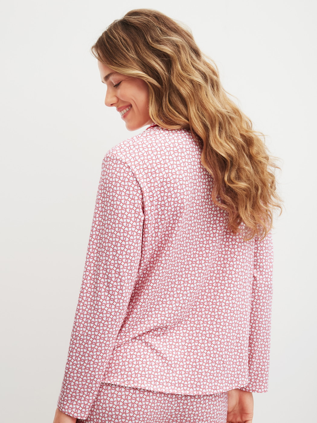 Damen-Model trägt Langarm-Shirt mit Knöpfen aus Baumwolle in Rosa, Gemustert aus Serie Favourites Love von CALIDA, Rückansicht