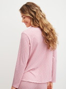 Damen-Model trägt Langarm-Shirt mit Knöpfen aus Baumwolle in Rosa, Gemustert aus Serie Favourites Love von CALIDA, Rückansicht