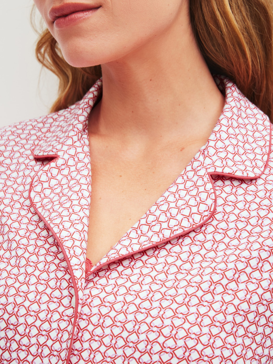 Damen-Model trägt Langarm-Shirt mit Knöpfen aus Baumwolle in Rosa, Gemustert aus Serie Favourites Love von CALIDA, Detail