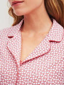 Damen-Model trägt Langarm-Shirt mit Knöpfen aus Baumwolle in Rosa, Gemustert aus Serie Favourites Love von CALIDA, Detail