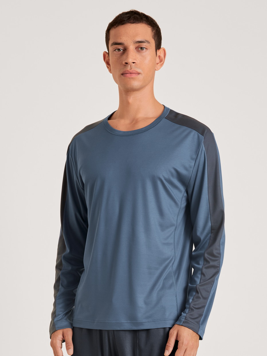 Herren-Model trägt Langarm-Shirt aus Lyocell in Blau, Einfarbig aus Serie DSW Cooling von CALIDA, Vorderansicht