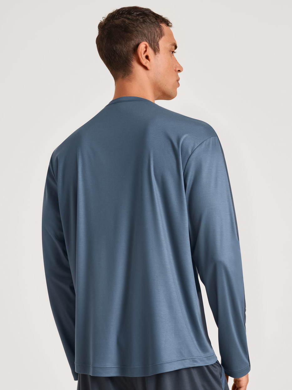 Herren-Model trägt Langarm-Shirt aus Lyocell in Blau, Einfarbig aus Serie DSW Cooling von CALIDA, Rückansicht