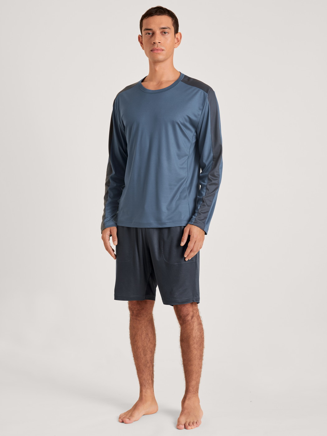 Herren-Model trägt Langarm-Shirt aus Lyocell in Blau, Einfarbig aus Serie DSW Cooling von CALIDA, Vorderansicht, Outfit