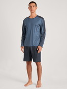 Herren-Model trägt Langarm-Shirt aus Lyocell in Blau, Einfarbig aus Serie DSW Cooling von CALIDA, Vorderansicht, Outfit