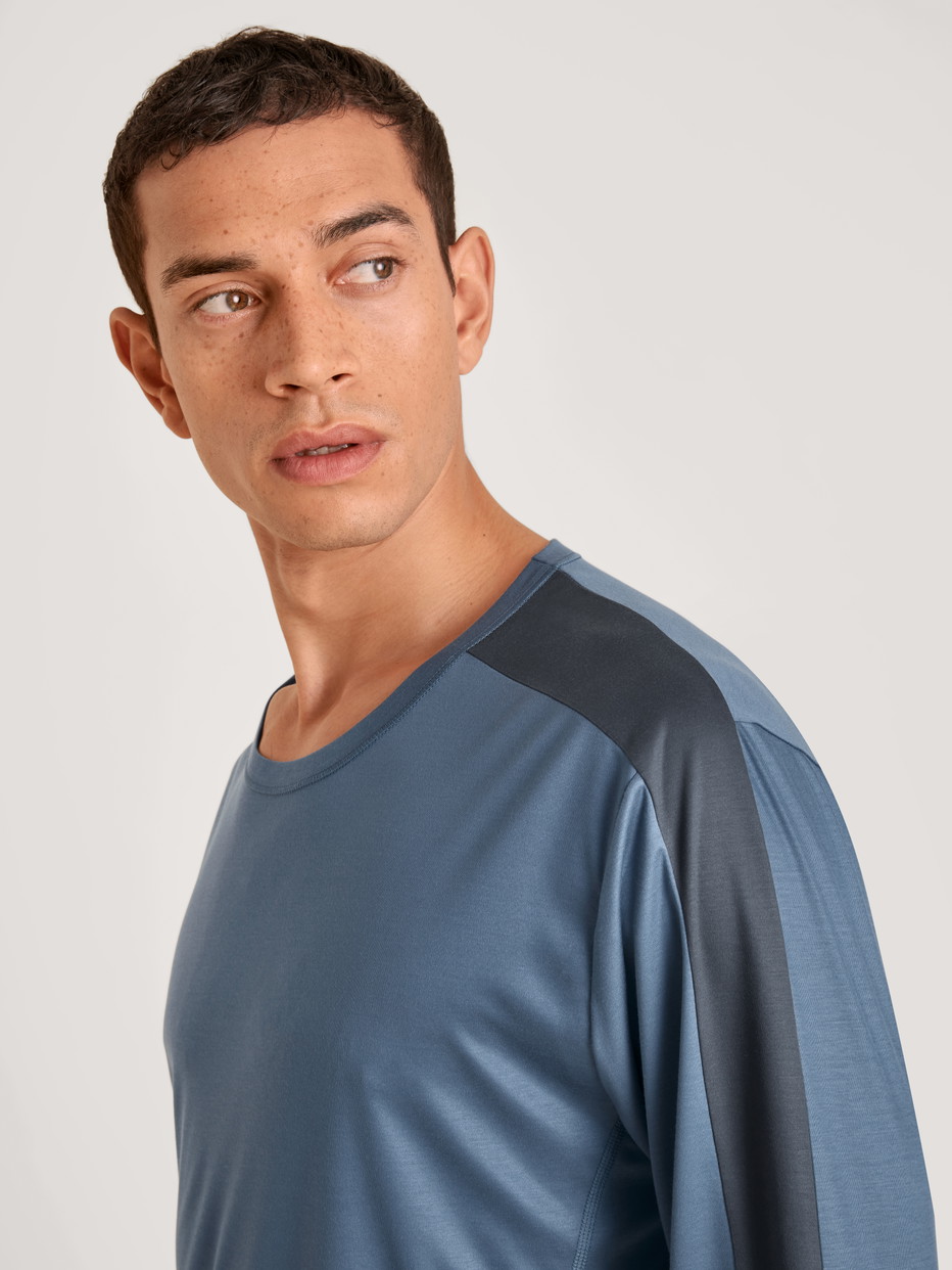 Herren-Model trägt Langarm-Shirt aus Lyocell in Blau, Einfarbig aus Serie DSW Cooling von CALIDA, Detail