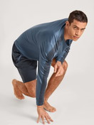 Herren-Model trägt Langarm-Shirt aus Lyocell in Blau, Einfarbig aus Serie DSW Cooling von CALIDA