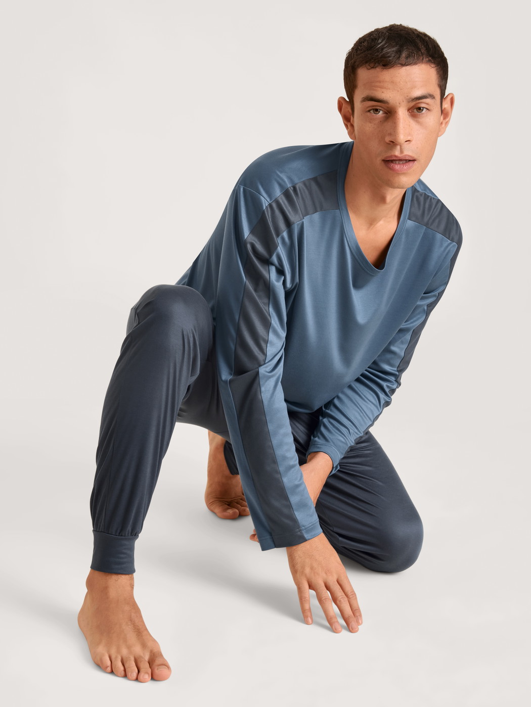 Herren-Model trägt Langarm-Shirt aus Lyocell in Blau, Einfarbig aus Serie DSW Cooling von CALIDA