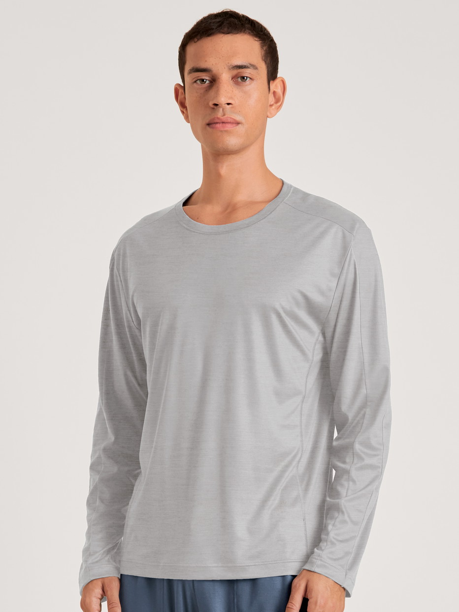 Herren-Model trägt Langarm-Shirt aus Lyocell in Grau, Einfarbig aus Serie DSW Cooling von CALIDA, Vorderansicht
