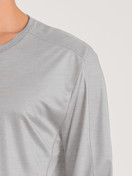 Le mannequin Homme porte le/la T-shirt à manches longues en Lyocell de couleur Gris, Unicolore, de la série DSW Cooling de CALIDA, Détail