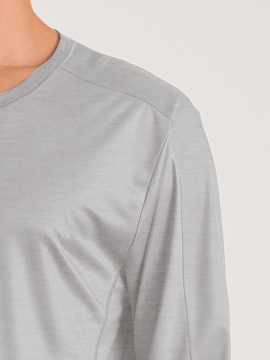 Herren-Model trägt Langarm-Shirt aus Lyocell in Grau, Einfarbig aus Serie DSW Cooling von CALIDA, Detail