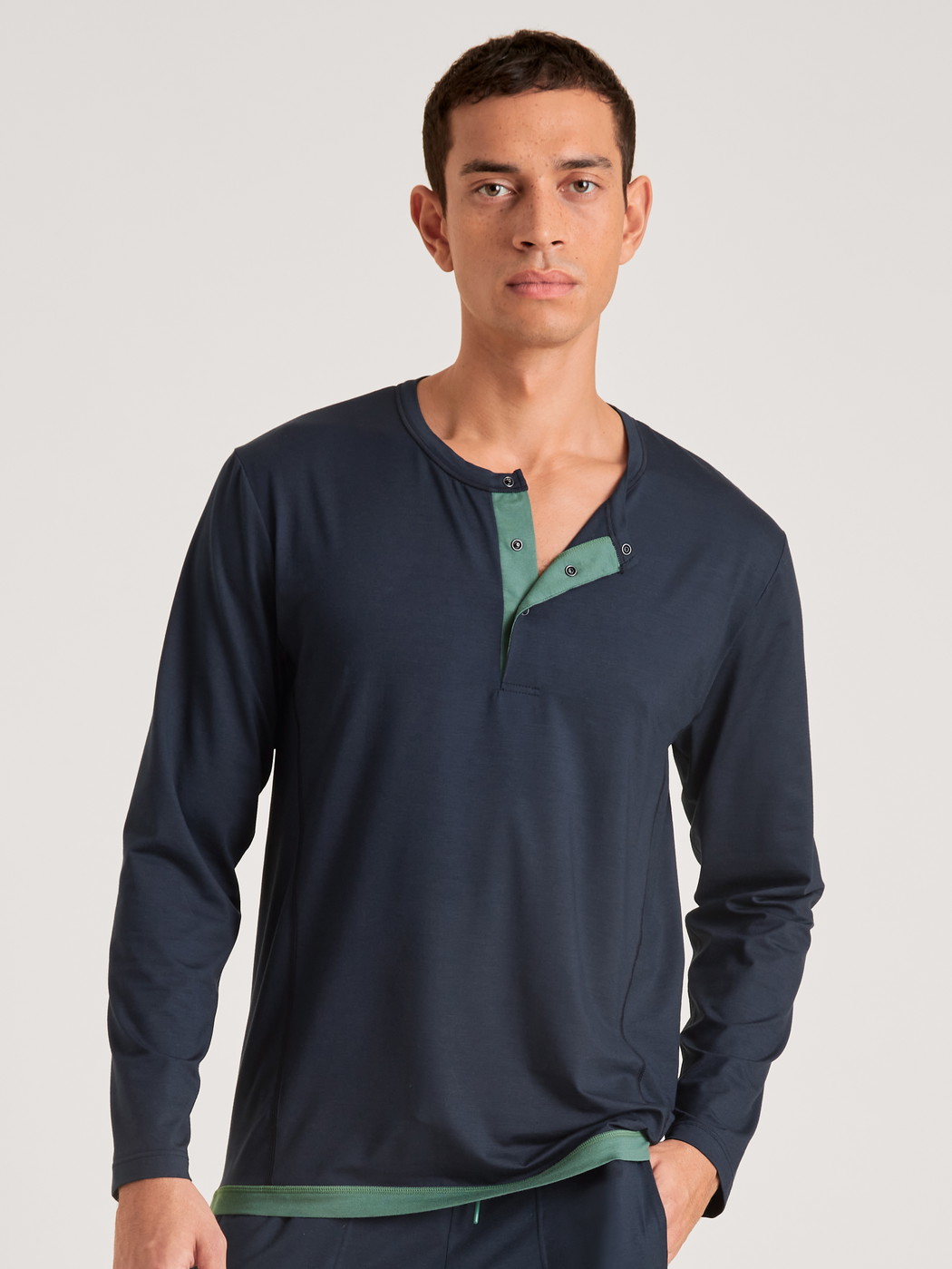 Le mannequin Homme porte le/la T-shirt à manches longues en Modal de couleur Bleu, Unicolore, de la série DSW Balancing de CALIDA, Vue de face