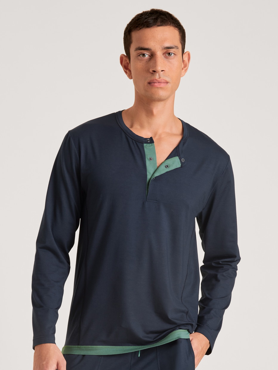 Herren-Model trägt Langarm-Shirt aus Modal in Blau, Einfarbig aus Serie DSW Balancing von CALIDA, Vorderansicht