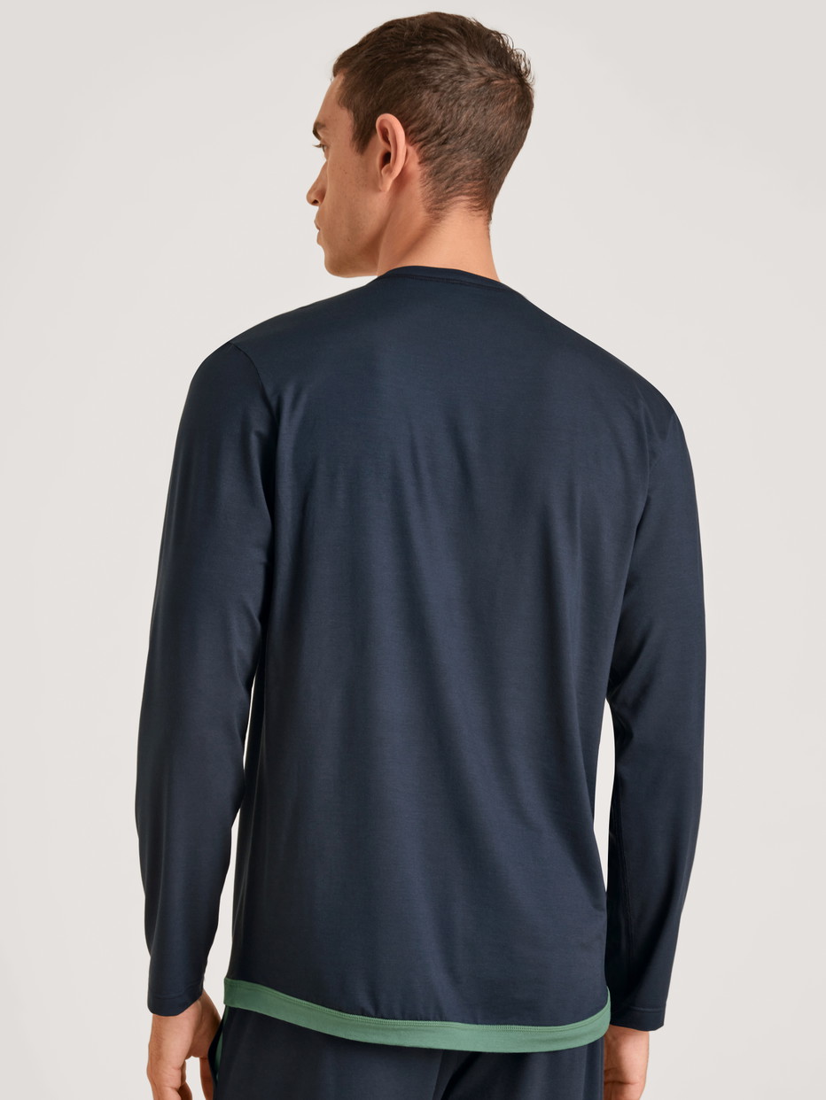 Herren-Model trägt Langarm-Shirt aus Modal in Blau, Einfarbig aus Serie DSW Balancing von CALIDA, Rückansicht