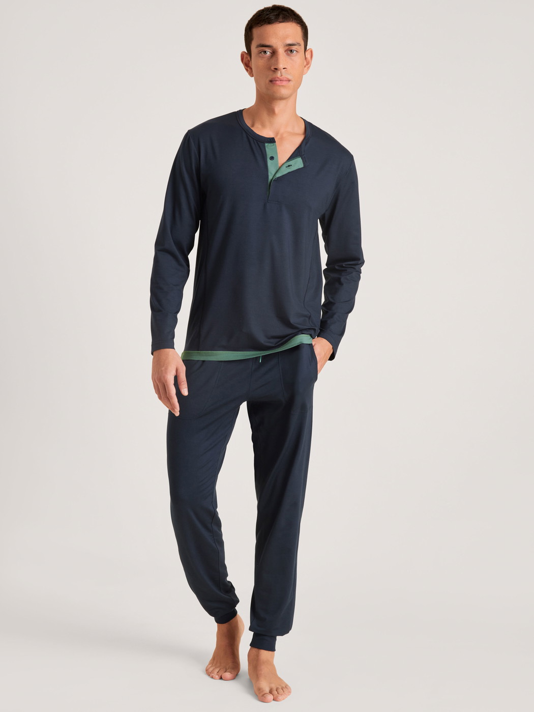 Le mannequin Homme porte le/la T-shirt à manches longues en Modal de couleur Bleu, Unicolore, de la série DSW Balancing de CALIDA, Vue de face, Tenue