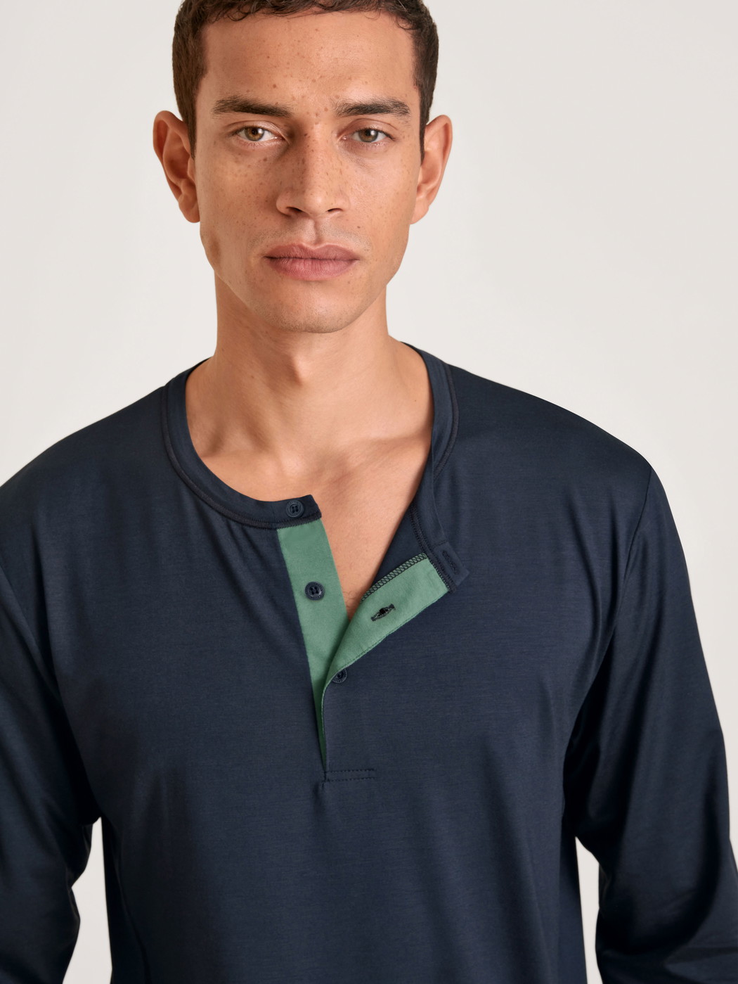 Le mannequin Homme porte le/la T-shirt à manches longues en Modal de couleur Bleu, Unicolore, de la série DSW Balancing de CALIDA, Détail