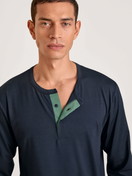 Le mannequin Homme porte le/la T-shirt à manches longues en Modal de couleur Bleu, Unicolore, de la série DSW Balancing de CALIDA, Détail