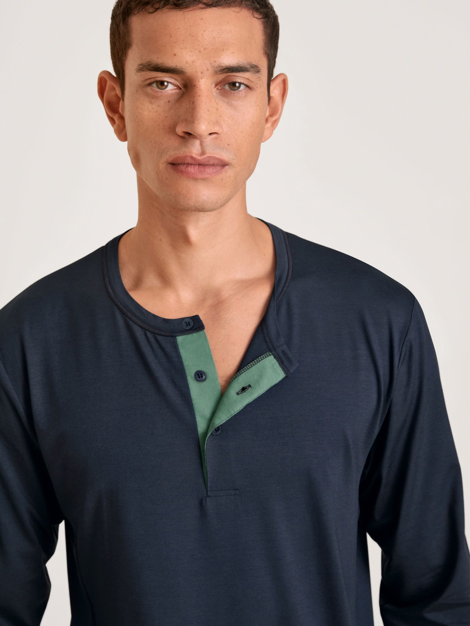 Herren-Model trägt Langarm-Shirt aus Modal in Blau, Einfarbig aus Serie DSW Balancing von CALIDA, Detail