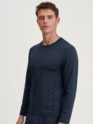 Le mannequin Homme porte le/la T-shirt à manches longues en TENCEL™ de couleur Bleu, Unicolore, de la série DSW Balancing de CALIDA, Vue de face