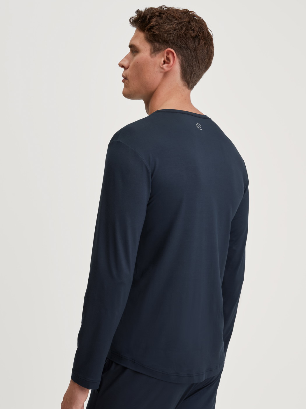 Le mannequin Homme porte le/la T-shirt à manches longues en TENCEL™ de couleur Bleu, Unicolore, de la série DSW Balancing de CALIDA, Vue arrière