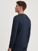 Le mannequin Homme porte le/la T-shirt à manches longues en TENCEL™ de couleur Bleu, Unicolore, de la série DSW Balancing de CALIDA, Vue arrière