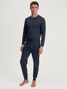 Le mannequin Homme porte le/la T-shirt à manches longues en TENCEL™ de couleur Bleu, Unicolore, de la série DSW Balancing de CALIDA, Tenue