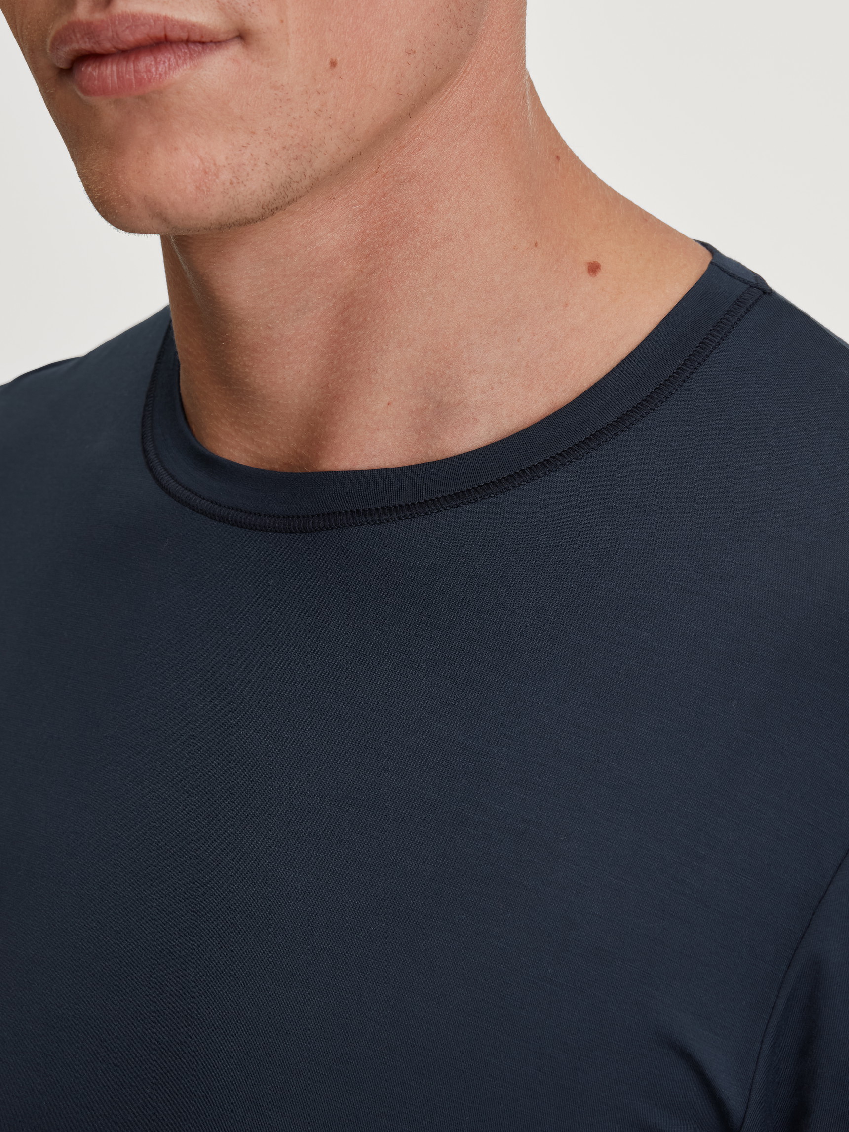 La modella / Il modello Uomo indossa Shirt a manica lunga in TENCEL™ di colore Blu, Tinta unita, della serie DSW Balancing di CALIDA, Dettaglio