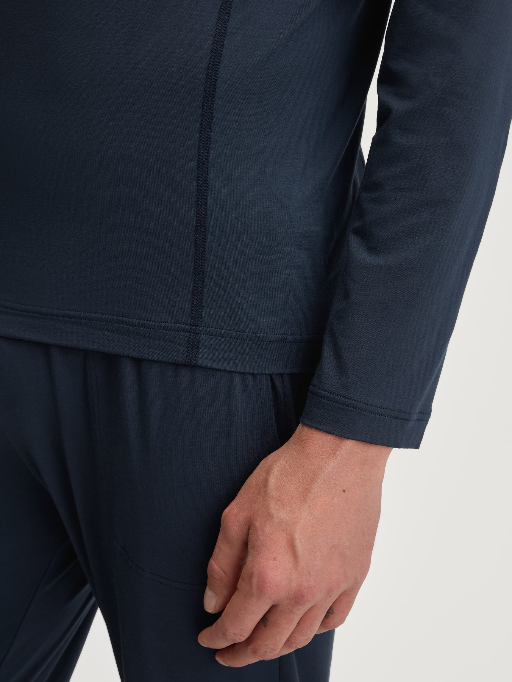 La modella / Il modello Uomo indossa Shirt a manica lunga in TENCEL™ di colore Blu, Tinta unita, della serie DSW Balancing di CALIDA, Dettaglio