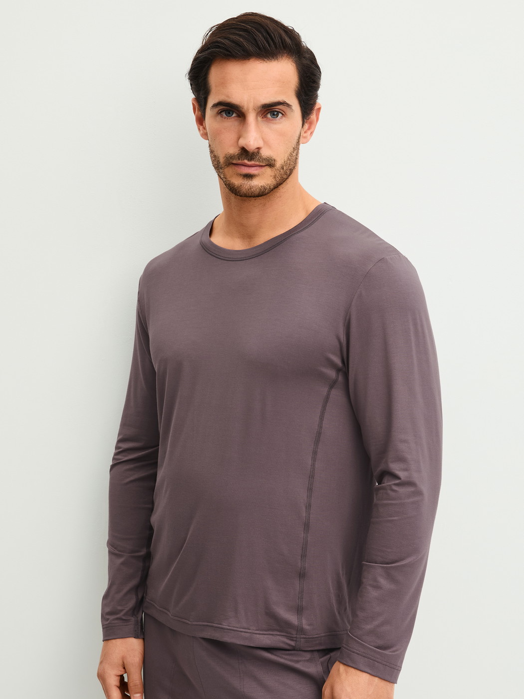 Herren-Model trägt Langarm-Shirt aus Modal in Braun, Einfarbig aus Serie DSW Balancing von CALIDA, Vorderansicht