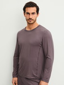 Herren-Model trägt Langarm-Shirt aus Modal in Braun, Einfarbig aus Serie DSW Balancing von CALIDA, Vorderansicht