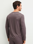 Herren-Model trägt Langarm-Shirt aus Modal in Braun, Einfarbig aus Serie DSW Balancing von CALIDA, Rückansicht
