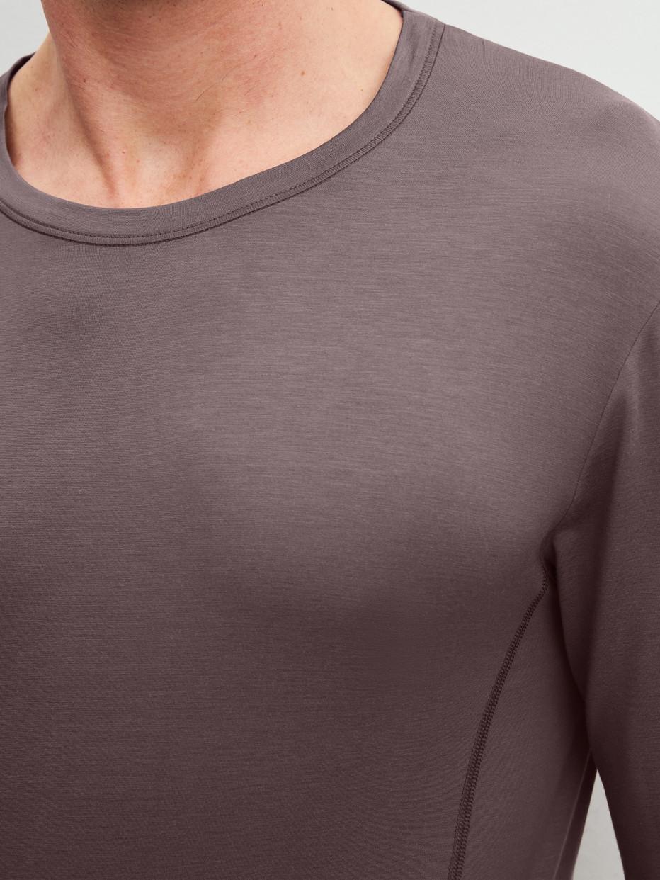 Herren-Model trägt Langarm-Shirt aus Modal in Braun, Einfarbig aus Serie DSW Balancing von CALIDA, Detail