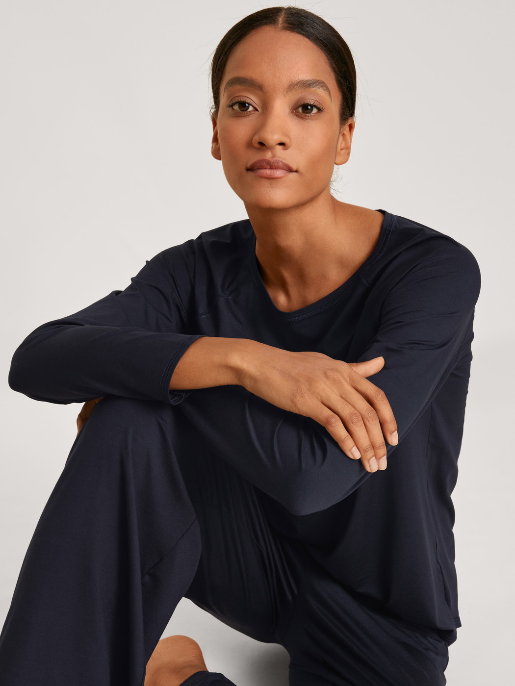 Women model is wearing Shirt long-sleeve made of Modal in Blue, Unicoloured from the DSW Balancing series by CALIDA, Front view