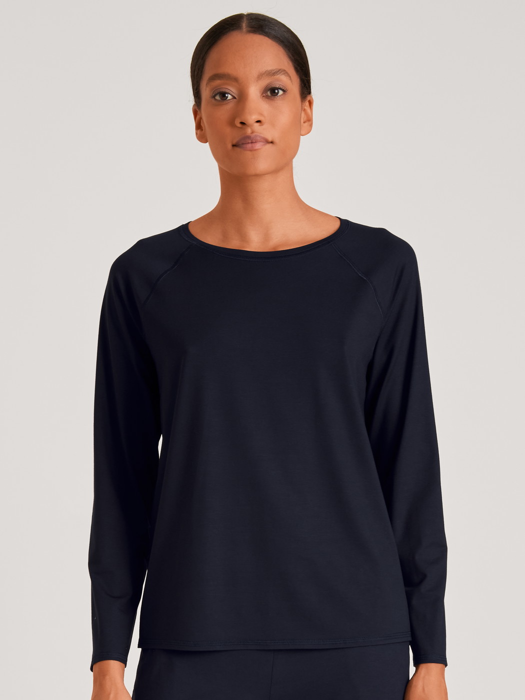 Women model is wearing Shirt long-sleeve made of Modal in Blue, Unicoloured from the DSW Balancing series by CALIDA, Front view