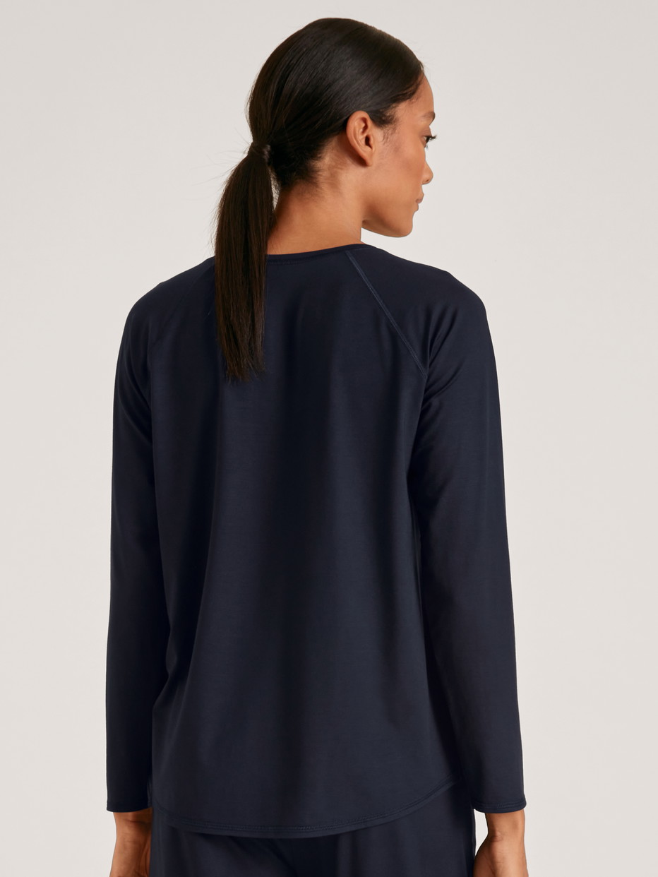 La modella / Il modello Donna indossa Shirt a manica lunga in Modal di colore Blu, Tinta unita, della serie DSW Balancing di CALIDA, Vista posteriore