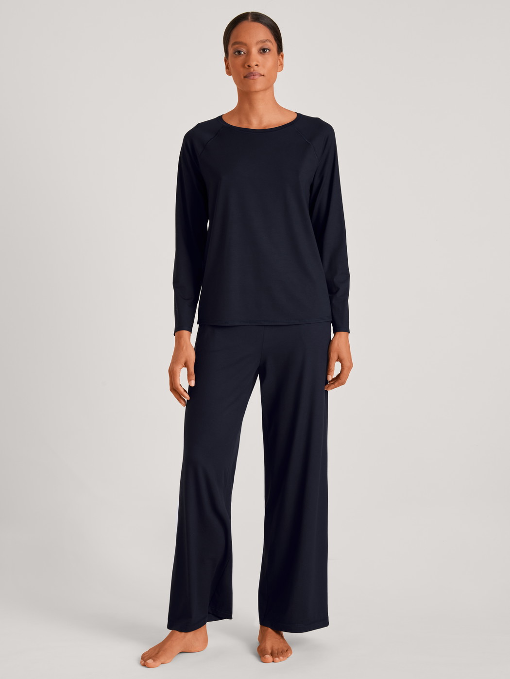Women model is wearing Shirt long-sleeve made of Modal in Blue, Unicoloured from the DSW Balancing series by CALIDA, Front view, Outfit
