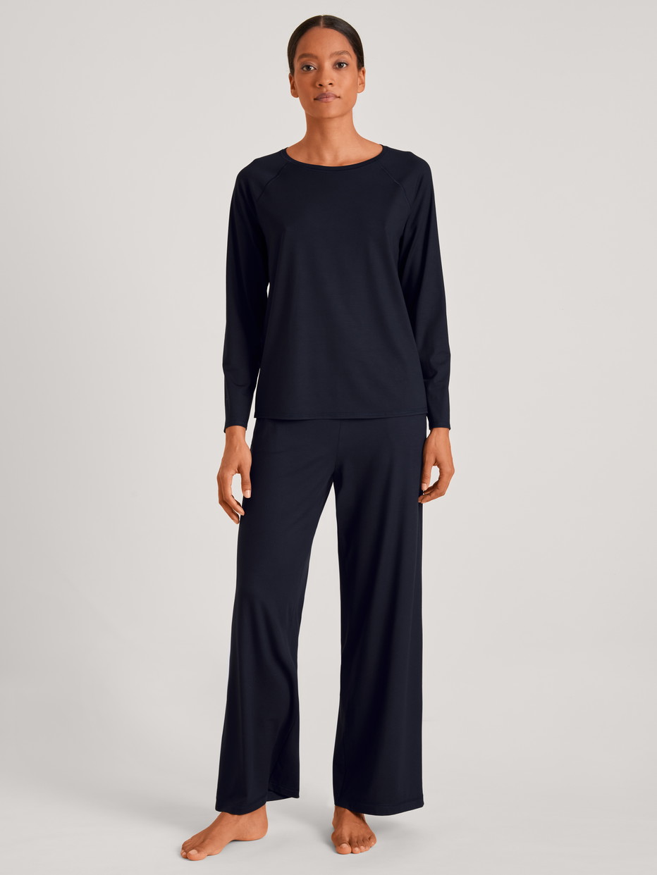 La modella / Il modello Donna indossa Shirt a manica lunga in Modal di colore Blu, Tinta unita, della serie DSW Balancing di CALIDA, Vista frontale, Abbigliamento