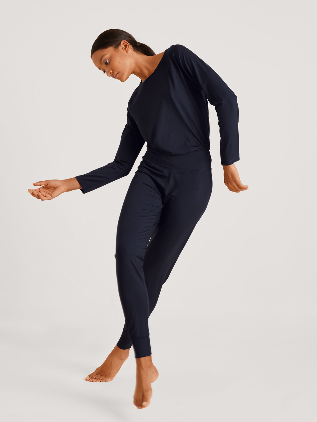 Women model is wearing Shirt long-sleeve made of Modal in Blue, Unicoloured from the DSW Balancing series by CALIDA