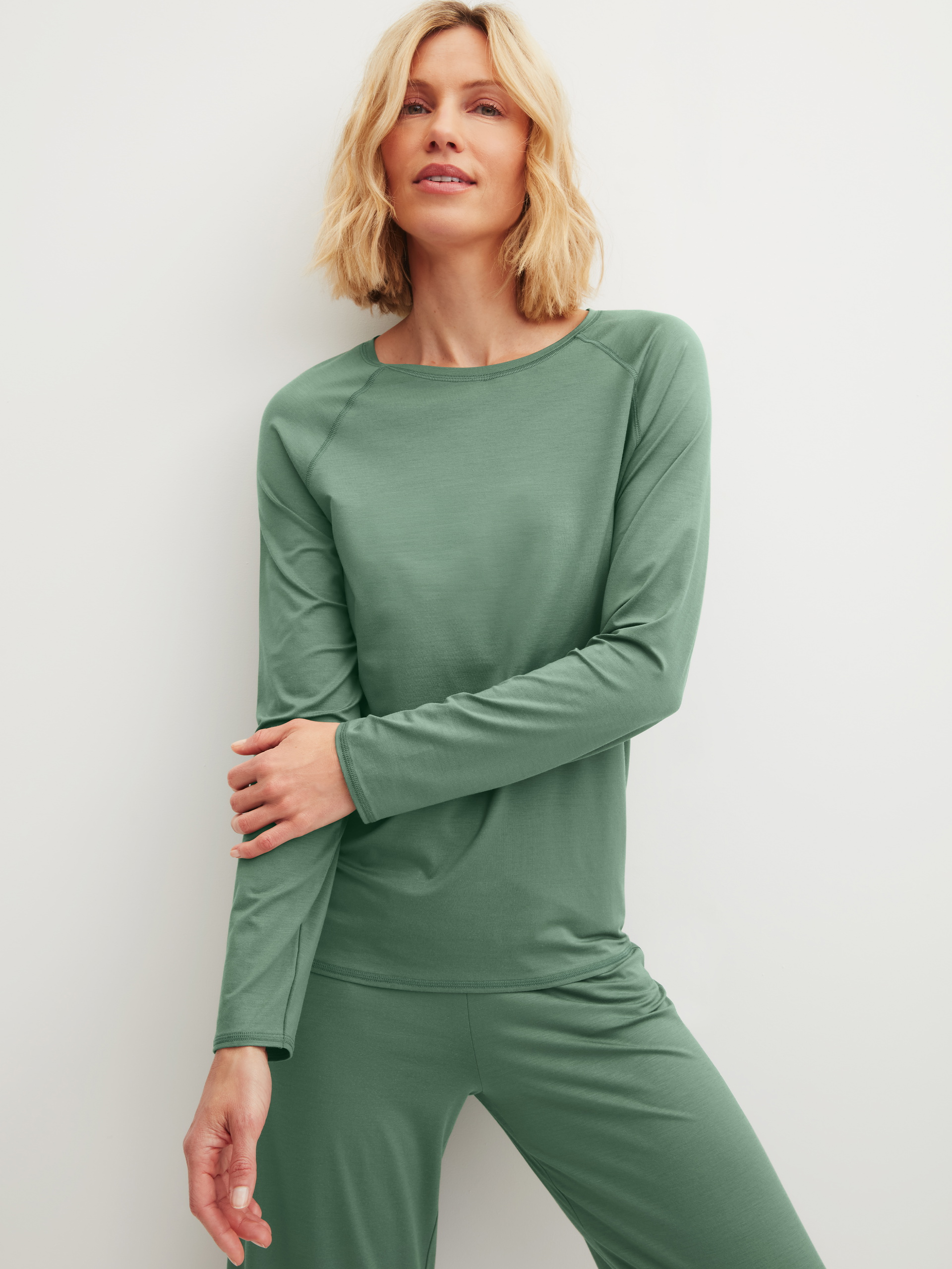 Damen-Model trägt Langarm-Shirt aus Modal in Grün, Einfarbig aus Serie DSW Balancing von CALIDA, Zusatzbild