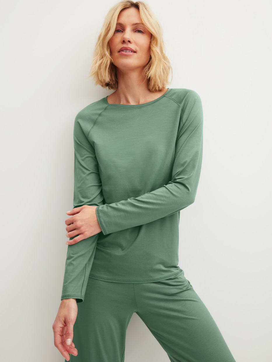 Damen-Model trägt Langarm-Shirt aus Modal in Grün, Einfarbig aus Serie DSW Balancing von CALIDA, Zusatzbild