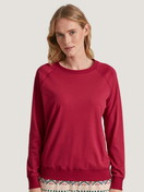 Damen-Model trägt Langarm-Shirt aus 100% Baumwolle in Rot, Einfarbig aus Serie Favourites Holidays von CALIDA, Vorderansicht