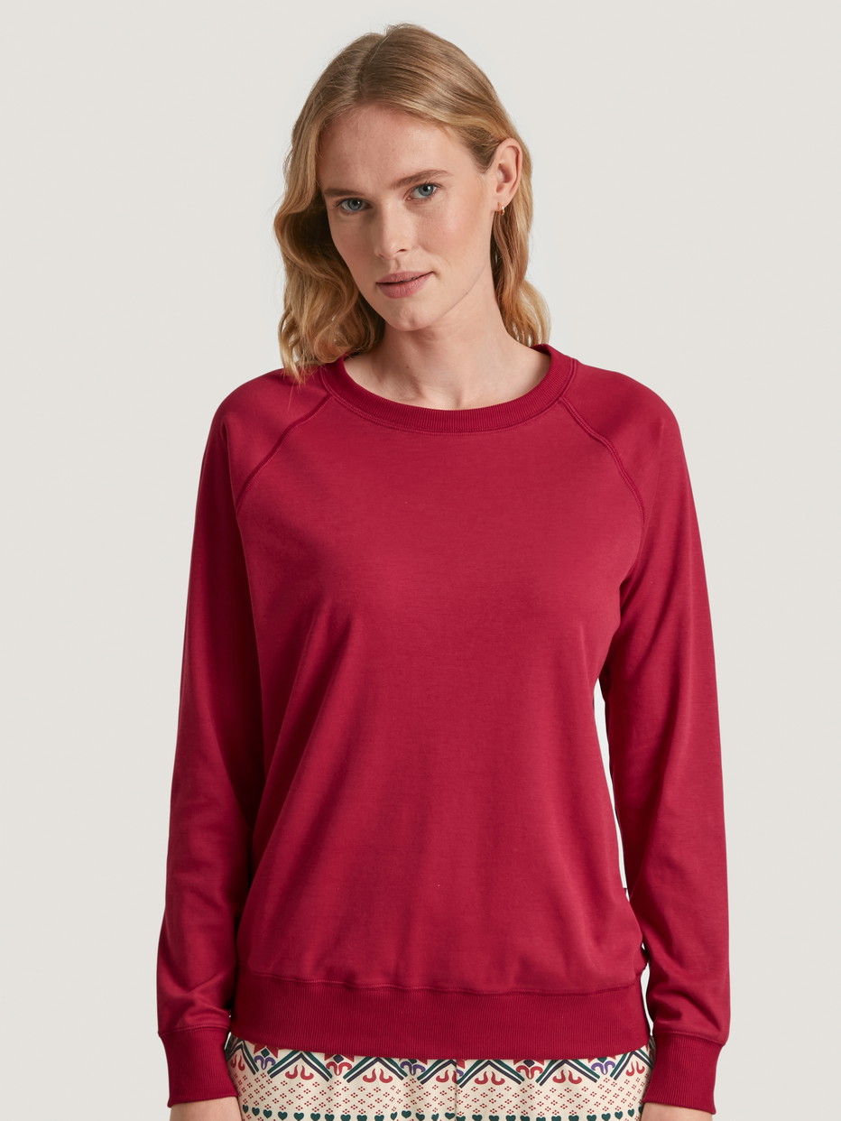 Damen-Model trägt Langarm-Shirt aus 100% Baumwolle in Rot, Einfarbig aus Serie Favourites Holidays von CALIDA, Vorderansicht