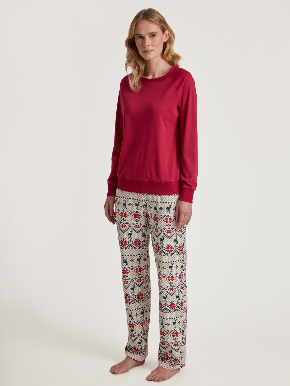 Damen-Model trägt Langarm-Shirt aus 100% Baumwolle in Rot, Einfarbig aus Serie Favourites Holidays von CALIDA, Outfit