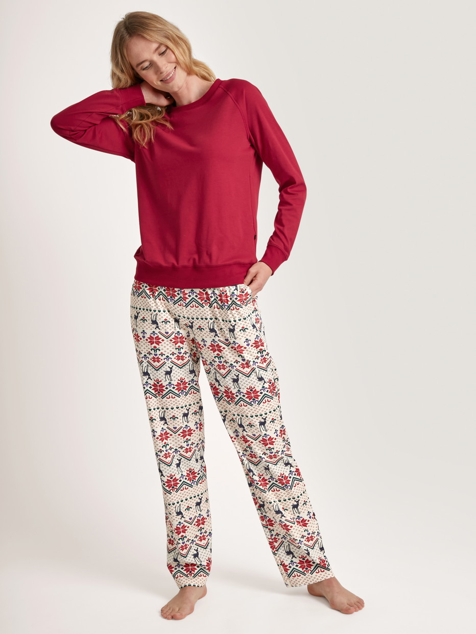 Damen-Model trägt Langarm-Shirt aus 100% Baumwolle in Rot, Einfarbig aus Serie Favourites Holidays von CALIDA, Outfit