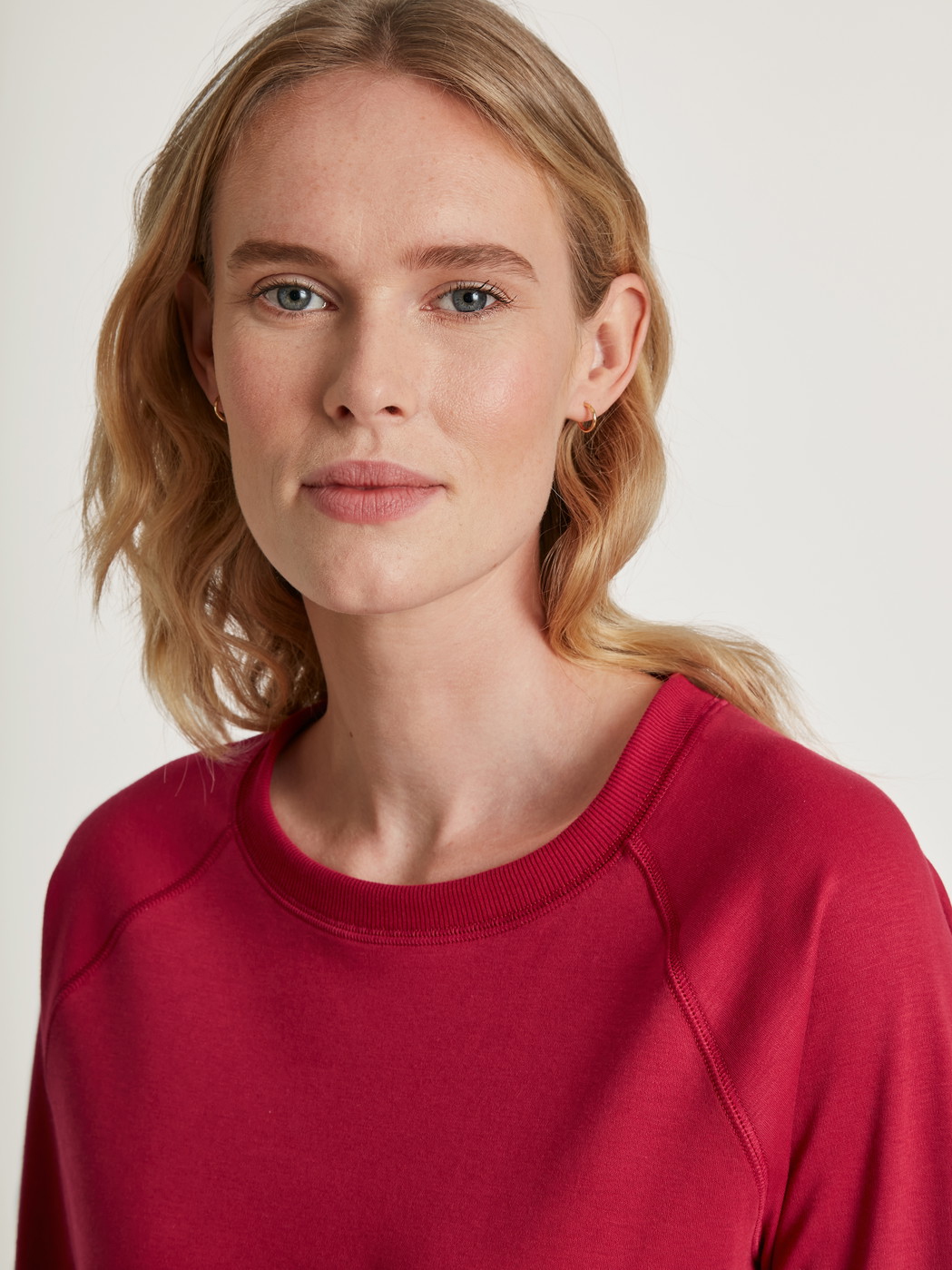 Damen-Model trägt Langarm-Shirt aus 100% Baumwolle in Rot, Einfarbig aus Serie Favourites Holidays von CALIDA