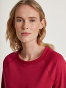 Damen-Model trägt Langarm-Shirt aus 100% Baumwolle in Rot, Einfarbig aus Serie Favourites Holidays von CALIDA
