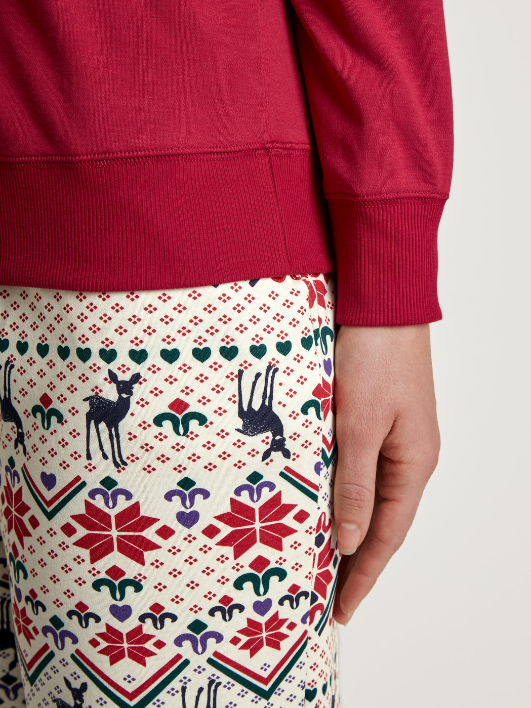 Damen-Model trägt Langarm-Shirt aus 100% Baumwolle in Rot, Einfarbig aus Serie Favourites Holidays von CALIDA