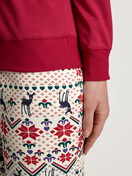 Damen-Model trägt Langarm-Shirt aus 100% Baumwolle in Rot, Einfarbig aus Serie Favourites Holidays von CALIDA