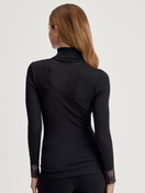 La modella / Il modello Donna indossa Maglia a maniche lunghe dolcevita in lana-seta in Pizzo di colore Nero, Pizzo, della serie Silky Wool Glam di CALIDA, Vista posteriore